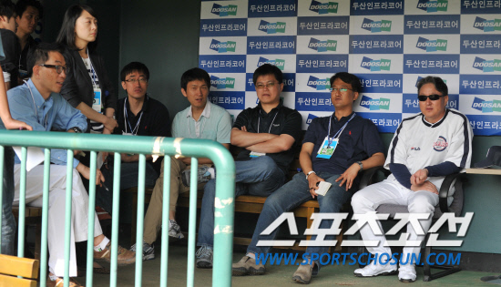 
	����������

2010�� 10�� 10��

10�� ��ǿ��� ���� �Ｚ�� �λ��� �÷��̿��� 3������ �յΰ� 2���� �¸��� ������ ã�� �λ� ��湮 ������ ���ڵ�� �̾߱⸦ ������ �ִ�.

���= ���� ���� kyungmin@sportschosun.com


