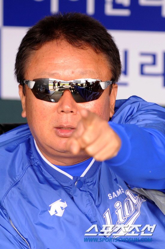 
	2010.10.10/

10�� ��ǿ��� ���ξ߱� �÷��̿��� 3���� �Ｚ-�λ� ��Ⱑ ���ȴ�. ��� �� �Ｚ ������ ������ ��Ǿ߱��� �ܾ߸� �ٶ󺸰� �ִ�.

���=������ ���� songs@sportschosun.com


