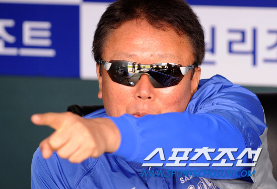 
	2010.10.10/

10�� ��ǿ��� ���ξ߱� �÷��̿��� 3���� �Ｚ-�λ� ��Ⱑ ���ȴ�. ��� �� �Ｚ ������ ������ ��Ǿ߱����� �ܾ߸� �ٶ󺸰� �ִ�.

���=������ ���� songs@sportschosun.com


