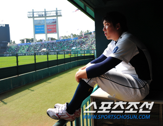 
	2010,10,10

PO3���� �λ�-�Ｚ

�λ� �������� ���� ��Ÿ���ӿ��� �ұ��ϰ� �� PO�� ������ ����Ʈ���� �̷����� ������ ���� ���߰� �ᱹ PO1���������� ���߿��� ���ܵǴ� �Ҹ����� �Ⱦƾ� �ߴ�.

10�� PO3������ �յΰ� ��� �ϵ� ������ �����ΰ� �� �¸��� ������ �ؾ߸� �ϴ� ��Ȳ���� ���ƿ� �������� ȥ�ڸ��� �ð��� ���� �ִ� �������� ǥ���� �ǹ̽����ϴ�.

���=������ ���� basser@sportschosun.com


