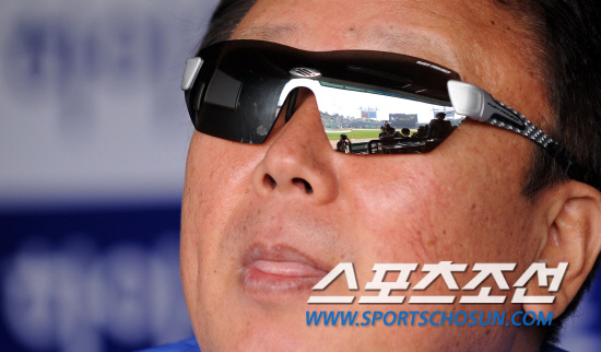 
	2010.10.10/

10�� ��ǿ��� ���ξ߱� �÷��̿��� 3���� �Ｚ-�λ� ��Ⱑ ���ȴ�. ��� �� �Ｚ ������ ������ ��Ǿ߱��� �ܾ߸� �ٶ󺸰� �ִ�.

���=������ ���� songs@sportschosun.com


