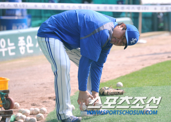 
	2010.10.10/

10�� ��ǿ��� ���ξ߱� �÷��̿��� 3���� �Ｚ-�λ� ��Ⱑ ���ȴ�. ��� �� �Ｚ �������� �Ĺ���� ���� ���ú��� �佺 ���ְ� �ִ�.

���=������ ���� songs@sportschosun.com


