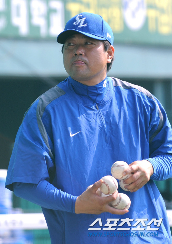 
	2010.10.10/

10�� ��ǿ��� ���ξ߱� �÷��̿��� 3���� �Ｚ-�λ� ��Ⱑ ���ȴ�. ��� �� �Ｚ �������� �Ĺ���� ���� ���ú��� �佺 ���ְ� �ִ�.

���=������ ���� songs@sportschosun.com


