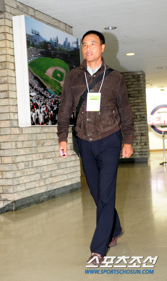 
	2010,10,10

PO3���� �λ�-�Ｚ

�ѱ� ���ξ߱��� ������ ���� �����찡 10�� �������� �λ�� �Ｚ�� PO3������ �����ϱ� ���� ��Ǿ߱����� ã�Ҵ�.

���� �� ���������� ���� �Ϻ��� �ӹ����� ������� �ֱ� ���������� ��� ��ġ�� �ͱ��ߴ�.

���=������ ���� basser@sportschosun.com


