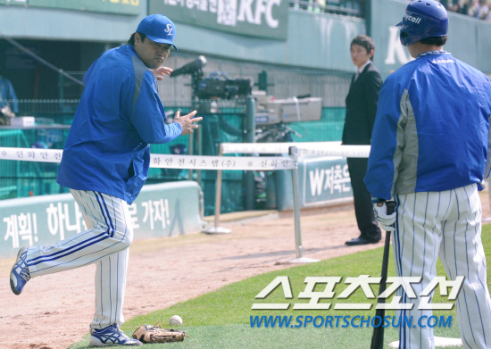 
	2010.10.10/

10�� ��ǿ��� ���ξ߱� �÷��̿��� 3���� �Ｚ-�λ� ��Ⱑ ���ȴ�. ��� �� �Ｚ �������� ���������� Ÿ�� ����Ʈ�� ���� �˷� �ְ� �ִ�.

���=������ ���� songs@sportschosun.com


