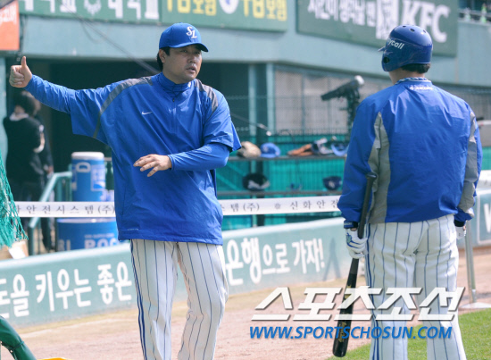 
	2010.10.10/

10�� ��ǿ��� ���ξ߱� �÷��̿��� 3���� �Ｚ-�λ� ��Ⱑ ���ȴ�. ��� �� �Ｚ �������� ���������� Ÿ�� ����Ʈ�� ���� �˷� �ְ� �ִ�.

���=������ ���� songs@sportschosun.com


