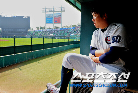 
	2010,10,10

PO3���� �λ�-�Ｚ

�λ� �������� ���� ��Ÿ���ӿ��� �ұ��ϰ� �� PO�� ������ ����Ʈ���� �̷����� ������ ���� ���߰� �ᱹ PO1���������� ���߿��� ���ܵǴ� �Ҹ����� �Ⱦƾ� �ߴ�.

10�� PO3������ �յΰ� ��� �ϵ� ������ �����ΰ� �� �¸��� ������ �ؾ߸� �ϴ� ��Ȳ���� ���ƿ� �������� ȥ�ڸ��� �ð��� ���� �ִ� �������� ǥ���� �ǹ̽����ϴ�.

���=������ ���� basser@sportschosun.com


