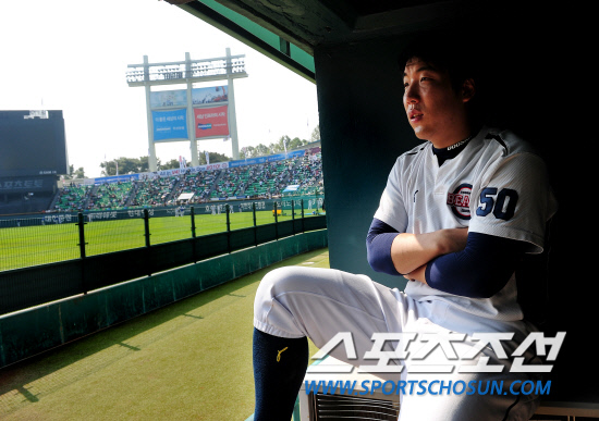 
	2010,10,10

PO3���� �λ�-�Ｚ

�λ� �������� ���� ��Ÿ���ӿ��� �ұ��ϰ� �� PO�� ������ ����Ʈ���� �̷����� ������ ���� ���߰� �ᱹ PO1���������� ���߿��� ���ܵǴ� �Ҹ����� �Ⱦƾ� �ߴ�.

10�� PO3������ �յΰ� ��� �ϵ� ������ �����ΰ� �� �¸��� ������ �ؾ߸� �ϴ� ��Ȳ���� ���ƿ� �������� ȥ�ڸ��� �ð��� ���� �ִ� �������� ǥ���� �ǹ̽����ϴ�.

���=������ ���� basser@sportschosun.com


