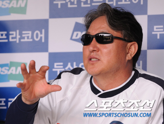 
	2010.10.10/

10�� ��ǿ��� ���ξ߱� �÷��̿��� 3���� �Ｚ-�λ� ��Ⱑ ���ȴ�. ��� �� �λ� ��湮 ������ ���ƿ����� ���ڵ��� ������ ���ϰ� �ִ�.

���=������ ���� songs@sportschosun.com


