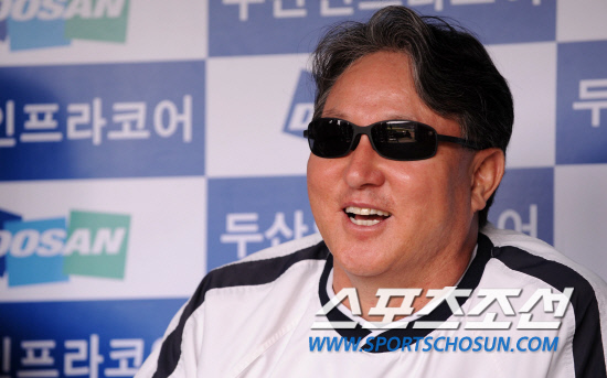 
	2010.10.10/

10�� ��ǿ��� ���ξ߱� �÷��̿��� 3���� �Ｚ-�λ� ��Ⱑ ���ȴ�. ��� �� �λ� ��湮 ������ ���ƿ����� ���ڵ��� ������ ���ϰ� �ִ�.

���=������ ���� songs@sportschosun.com


