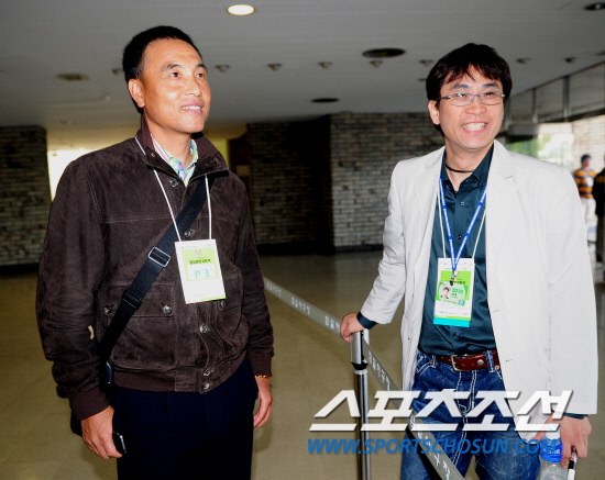 
	2010,10,10

PO3���� �λ�-�Ｚ

�ѱ� ���ξ߱��� ������ ���� �����찡 10�� �������� �λ�� �Ｚ�� PO3������ �����ϱ� ���� ��Ǿ߱����� ã�Ҵ�.

���� �� ���������� ���� �Ϻ��� �ӹ����� ������� �ֱ� ���������� ��� ��ġ�� �ͱ��ߴ�.

�̿�ö �ؼ������� �̾߱⸦ ������ �ִ� ������.

���=������ ���� basser@sportschosun.com


