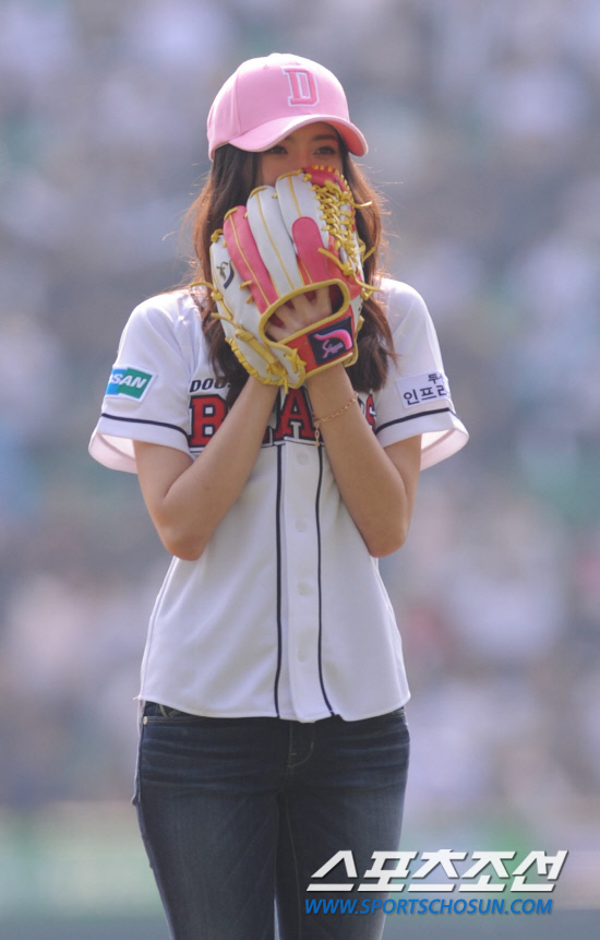 
	2010.10.10/

10�� ��ǿ��� ���ξ߱� �÷��̿��� 3���� �Ｚ-�λ� ��Ⱑ ���ȴ�. ��� �� �ŷ�Ʈ �ƶ�(���ƶ�)�� �Ӹ�ī���� �ֳ����� �ñ��� �ϰ� �ִ�.

���=������ ���� songs@sportschosun.com


