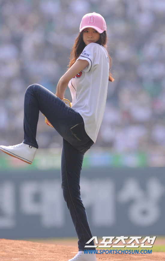 
	2010.10.10/

10�� ��ǿ��� ���ξ߱� �÷��̿��� 3���� �Ｚ-�λ� ��Ⱑ ���ȴ�. ��� �� �ŷ�Ʈ �ƶ�(���ƶ�)�� �Ӹ�ī���� �ֳ����� �ñ��� �ϰ� �ִ�.

���=������ ���� songs@sportschosun.com


