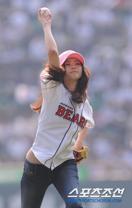 
	2010.10.10/

10�� ��ǿ��� ���ξ߱� �÷��̿��� 3���� �Ｚ-�λ� ��Ⱑ ���ȴ�. ��� �� �ŷ�Ʈ �ƶ�(���ƶ�)�� �Ӹ�ī���� �ֳ����� �ñ��� �ϰ� �ִ�.

���=������ ���� songs@sportschosun.com


