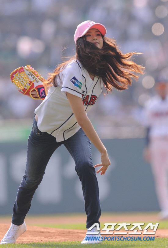 
	2010.10.10/

10�� ��ǿ��� ���ξ߱� �÷��̿��� 3���� �Ｚ-�λ� ��Ⱑ ���ȴ�. ��� �� �ŷ�Ʈ �ƶ�(���ƶ�)�� �Ӹ�ī���� �ֳ����� �ñ��� �ϰ� �ִ�.

���=������ ���� songs@sportschosun.com


