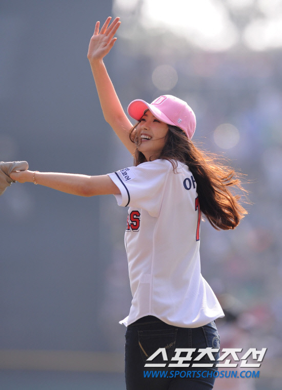 
	2010.10.10/

10�� ��ǿ��� ���ξ߱� �÷��̿��� 3���� �Ｚ-�λ� ��Ⱑ ���ȴ�. ��� �� �ŷ�Ʈ �ƶ�(���ƶ�)�� �Ӹ�ī���� �ֳ����� �ñ��� �ϰ� �ִ�.

���=������ ���� songs@sportschosun.com


