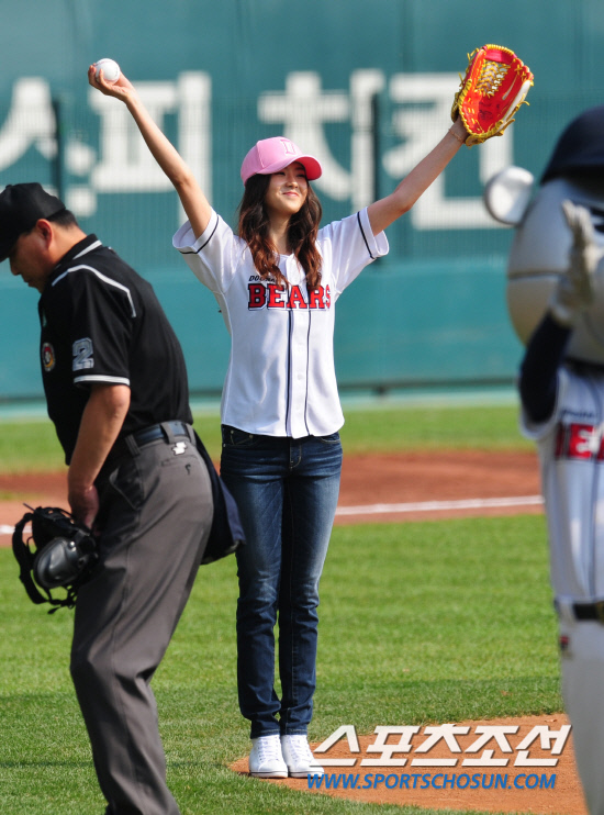 
	����������

2010�� 10�� 10��

10�� ��ǿ��� ���� �Ｚ�� �λ��� �÷��̿��� 3�������� �ŷ�Ʈ �ƶ� �ñ� �� ���ߵ鿡�� �λ��ϰ� �ִ�.

���= ���� ���� kyungmin@sportschosun.com


