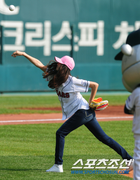 
	����������

2010�� 10�� 10��

10�� ��ǿ��� ���� �Ｚ�� �λ��� �÷��̿��� 3�������� �ŷ�Ʈ �ƶ� �ñ��� �����̰� �ִ�.

���= ���� ���� kyungmin@sportschosun.com


