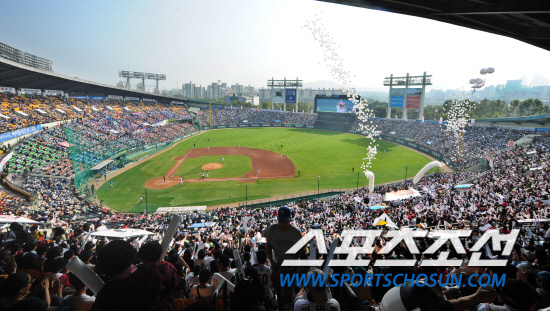 
	����������

2010�� 10�� 10��

10�� ��ǿ��� ���� �Ｚ�� �λ��� �÷��̿��� 3������ ���� ���ߵ��� �߱����� ã�Ҵ�.

���= ���� ���� kyungmin@sportschosun.com


