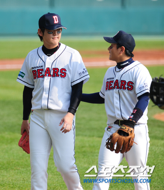 
	����������

2010�� 10�� 10��

10�� ��ǿ��� ���� �Ｚ�� �λ��� �÷��̿��� 3�������� 1ȸ ���� ��ģ �λ� �輱��(����)�� �ս����� �̾߱⸦ ������ ���ƿ����� ���ϰ� �ִ�. �輱��� 1ȸ���� 3��Ÿ ���� 3���� 3���� �ߴ�.

���= ���� ���� kyungmin@sportschosun.com


