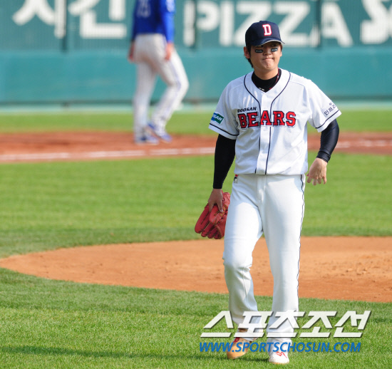 
	����������

2010�� 10�� 10��

10�� ��ǿ��� ���� �Ｚ�� �λ��� �÷��̿��� 3�������� �λ� �輱�찡 1ȸ�� ���� ��ġ�� ���ƿ����� ���ϰ� �ִ�. �輱��� 1ȸ���� 3��Ÿ�� ���� 3���� 3�����ߴ�.

���= ���� ���� kyungmin@sportschosun.com


