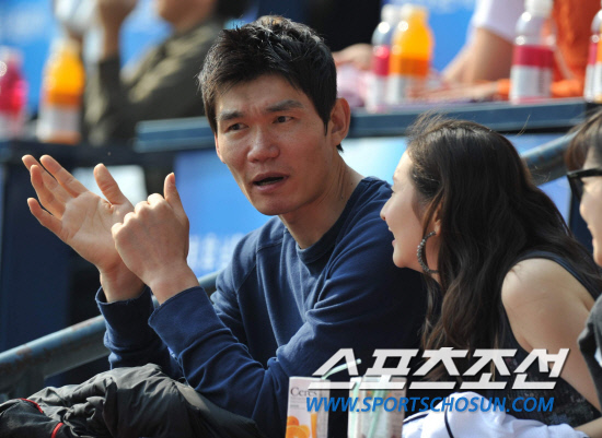 
	10�� ��ǿ��� ���� �Ｚ�� �λ��� �÷��̿��� 3������ �󱸼��� ���ּ� �κΰ� ������ �ɾ� ��⸦ ���Ѻ��� �ִ�.

���=������ ����rainmaker@sportschosun.com


