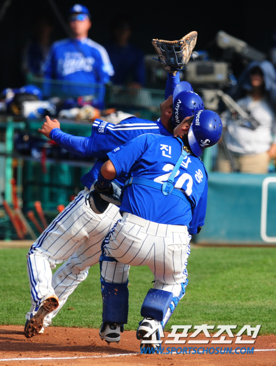 
	����������

2010�� 10�� 10��

10�� ��ǿ��� ���� �Ｚ�� �λ��� �÷��̿��� 3�������� 1ȸ�� �λ� �赿���� �Ŀ� Ÿ���� �Ｚ ä����(����)�� ��Ƴ��� �ִ�. �������� ���� ������

���= ���� ���� kyungmin@sportschosun.com


