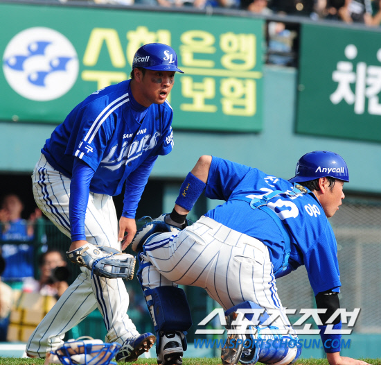 
	2010,10,10

PO3���� �λ�-�Ｚ

8�� ������ PO3�������� �Ｚ 1��� ä������ �������� ���� ���� �Ｚ�ҵ��� �ڼ��� �޾Ҵ�.

ä������ 1ȸ�� 1�� 2,3���� ��Ȳ���� �λ� �赿�ְ� Ȩ������Ʈ ���� �ڴ� �Ŀ��� ġ�� ���� �������� Ÿ���� ���������� ��ã�� ��Ŵ� ���� 1�翡�� Ȳ���� �پ��� Ÿ���� ��Ƴ´�.

���=������ ���� basser@sportschosun.com


