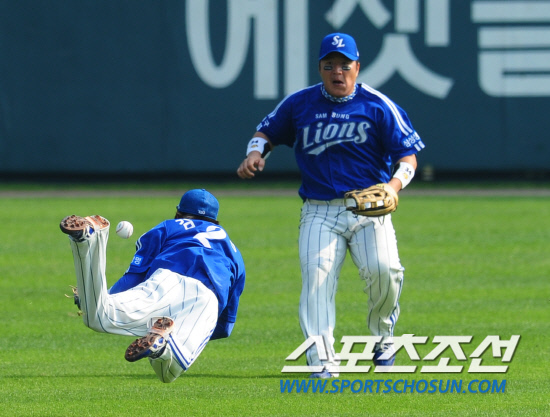 
	����������

2010�� 10�� 10��

10�� ��ǿ��� ���� �Ｚ�� �λ��� �÷��̿��� 3�������� 1ȸ�� �λ� ������� Ÿ���� 2��� ����(����)�� �߰߼� ������ ���̿� �������� ����� ��Ÿ�� �Ǿ���.

���= ���� ���� kyungmin@sportschosun.com


