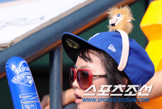 
	2010.10.10/

10�� ��ǿ��� ���ξ߱� �÷��̿��� 3���� �Ｚ-�λ� ��Ⱑ ���ȴ�. �Ｚ�� �����ϴ� �ҵ��� ���� ������ ��ġ�� �ִ�. ���� ���� �Ӹ� ��带 �� �����ҵ��� ������ ��ġ�� �ִ�.

���=������ ���� songs@sportschosun.com


