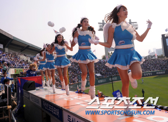 
	2010.10.10/

10�� ��ǿ��� ���ξ߱� �÷��̿��� 3���� �Ｚ-�λ� ��Ⱑ ���ȴ�. �Ｚ�� �����ϴ� �ҵ��� �Ｚ ġ����� ������ �Բ� ���� ������ ��ġ�� �ִ�. 

���=������ ���� songs@sportschosun.com


