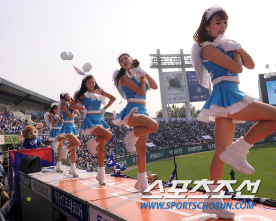 
	2010.10.10/

10�� ��ǿ��� ���ξ߱� �÷��̿��� 3���� �Ｚ-�λ� ��Ⱑ ���ȴ�. �Ｚ�� �����ϴ� �ҵ��� �Ｚ ġ����� ������ �Բ� ���� ������ ��ġ�� �ִ�. 

���=������ ���� songs@sportschosun.com


