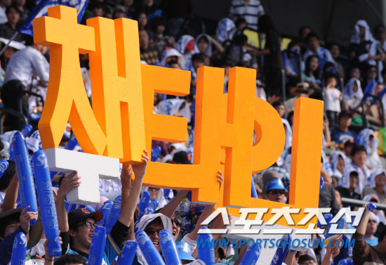 
	2010.10.10/

10�� ��ǿ��� ���ξ߱� �÷��̿��� 3���� �Ｚ-�λ� ��Ⱑ ���ȴ�. �Ｚ�� �����ϴ� �ҵ��� ���� ������ ��ġ�� �ִ�. �Ｚ ä������ �����ϴ� ��������.

���=������ ���� songs@sportschosun.com


