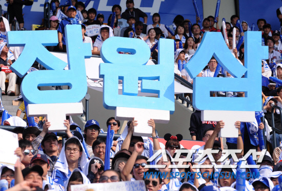 
	2010.10.10/

10�� ��ǿ��� ���ξ߱� �÷��̿��� 3���� �Ｚ-�λ� ��Ⱑ ���ȴ�. �Ｚ�� �����ϴ� �ҵ��� ���� ������ ��ġ�� �ִ�. �Ｚ ������� �����ϴ� ���� ��������. 

���=������ ���� songs@sportschosun.com


