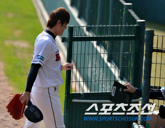 
	10�� ��ǿ��� ���� �Ｚ�� �λ��� �÷��̿��� 3���� �λ��� ���� �輱�찡 2�̴��� ä���� ���ϰ� ���� ���ϰ� �ִ�. �輱��� 1ȸ���� 3���� ����ϴ� �� ����Ʈ���� ��� ���� ������ ��Ī�� �ߴ�.

���=������ ����rainmaker@sportschosun.com


