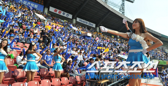 
	����������

2010�� 10�� 10��

10�� ��ǿ��� ���� �Ｚ�� �λ��� �÷��̿��� 3�������� �Ｚ ġ������ ���� �������� ��ġ�� �ִ�.

���= ���� ���� kyungmin@sportschosun.com


