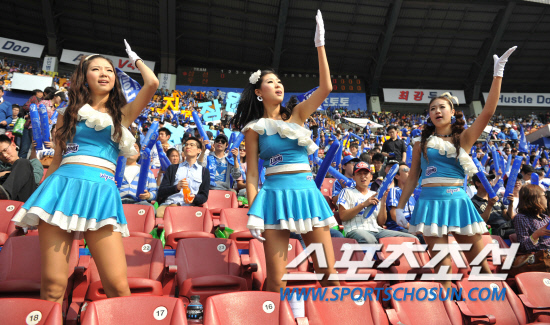 
	����������

2010�� 10�� 10��

10�� ��ǿ��� ���� �Ｚ�� �λ��� �÷��̿��� 3�������� �Ｚ ġ������ ���� �������� ��ġ�� �ִ�.

���= ���� ���� kyungmin@sportschosun.com


