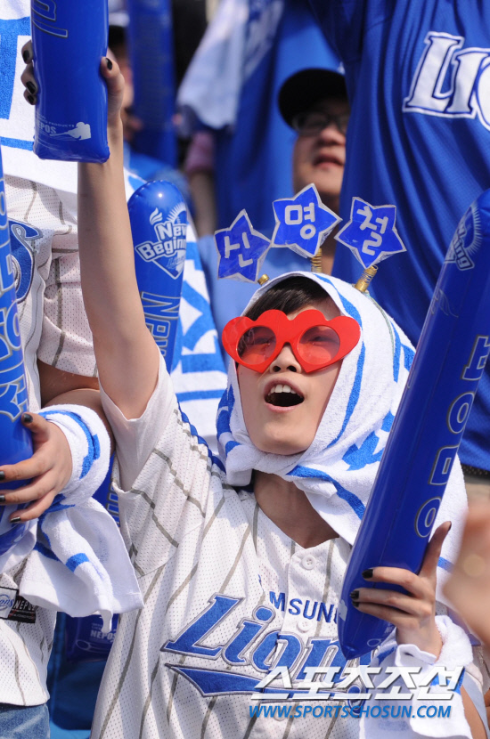 
	2010.10.10/

10�� ��ǿ��� ���ξ߱� �÷��̿��� 3���� �Ｚ-�λ� ��Ⱑ ���ȴ�. �Ｚ�� �����ϴ� �ҵ��� ���� ������ ��ġ�� �ִ�. 

���=������ ���� songs@sportschosun.com


