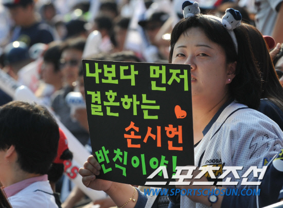 
	����������

2010�� 10�� 10��

10�� ��ǿ��� ���� �Ｚ�� �λ��� �÷��̿��� 3�������� �� �λ����� �ս����� �����ϰ� �ִ�.

���= ���� ���� kyungmin@sportschosun.com


