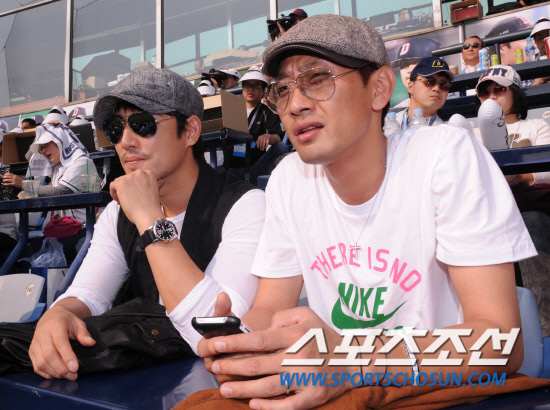 
	10�� ��ǿ��� ���ξ߱� �÷��̿��� 3���� �Ｚ-�λ� ��Ⱑ ���ȴ�. ���� ��â��[������]�� �ŷ�Ʈ �輺���� ������ ǥ������ �߱��� �����ϰ� �ִ�. 

���=������ ���� songs@sportschosun.com


