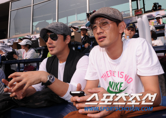 
	10�� ��ǿ��� ���ξ߱� �÷��̿��� 3���� �Ｚ-�λ� ��Ⱑ ���ȴ�. ���� ��â��[������]�� �ŷ�Ʈ �輺���� ������ ǥ������ �߱��� �����ϰ� �ִ�. 

���=������ ���� songs@sportschosun.com


