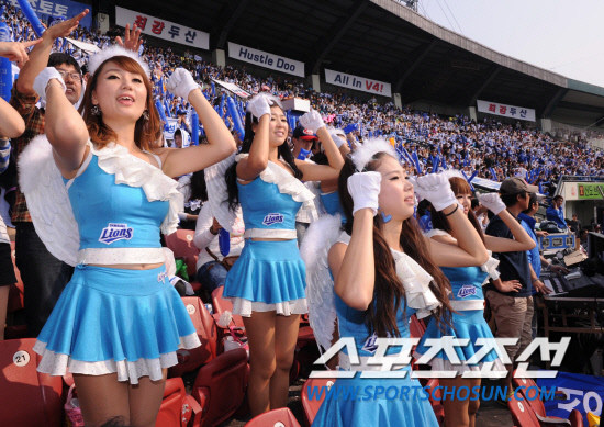 
	2010.10.10/

10�� ��ǿ��� ���ξ߱� �÷��̿��� 3���� �Ｚ-�λ� ��Ⱑ ���ȴ�. �Ｚ�� �����ϴ� �ҵ��� �Ｚ ġ����� ������ �Բ� ���� ������ ��ġ�� �ִ�. 

���=������ ���� songs@sportschosun.com


