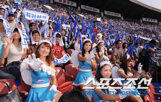 
	2010.10.10/

10�� ��ǿ��� ���ξ߱� �÷��̿��� 3���� �Ｚ-�λ� ��Ⱑ ���ȴ�. �Ｚ�� �����ϴ� �ҵ��� �Ｚ ġ����� ������ �Բ� ���� ������ ��ġ�� �ִ�. 

���=������ ���� songs@sportschosun.com


