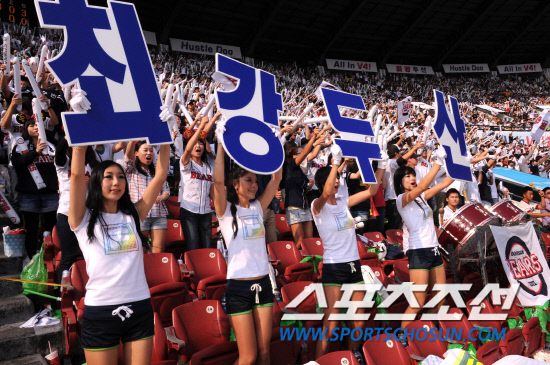 
	10�� ��ǿ��� ���ξ߱� �÷��̿��� 3���� �Ｚ-�λ� ��Ⱑ ���ȴ�. �λ��� �����ϴ� �ҵ��� ġ����� ������ ���� ���� ������ ��ġ�� �ִ�.

���=������ ���� songs@sportschosun.com


