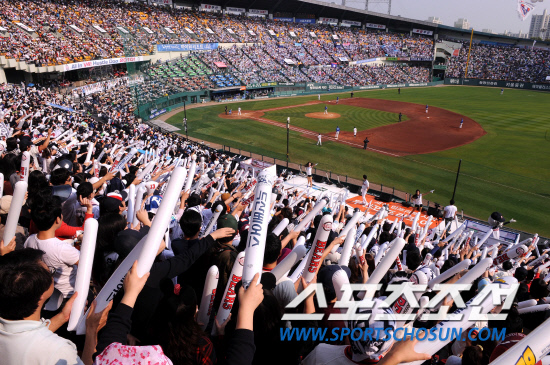 
	10�� ��ǿ��� ���ξ߱� �÷��̿��� 3���� �Ｚ-�λ� ��Ⱑ ���ȴ�. ȭâ�� ���� �ӿ� ������ PO 3���� ��⸦ �����ϱ� ���� ��� �߱��忡 ���� ������ ��� �� ���� �߱��� �����ϰ� �ִ�.  

���=������ ���� songs@sportschosun.com


