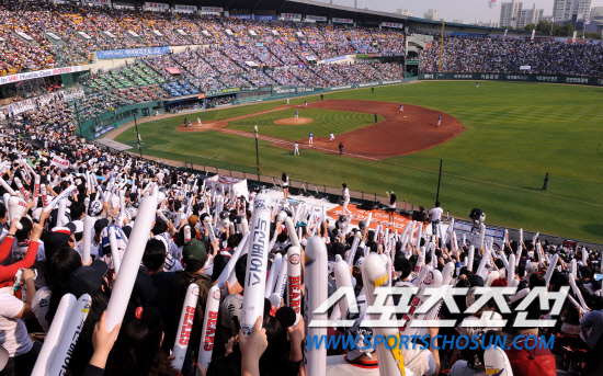 
	10�� ��ǿ��� ���ξ߱� �÷��̿��� 3���� �Ｚ-�λ� ��Ⱑ ���ȴ�. ȭâ�� ���� �ӿ� ������ PO 3���� ��⸦ �����ϱ� ���� ��� �߱��忡 ���� ������ ��� �� ���� �߱��� �����ϰ� �ִ�.  

���=������ ���� songs@sportschosun.com


