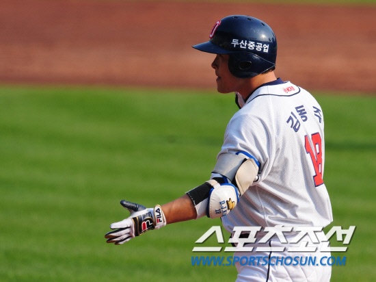 
	����������

2010�� 10�� 10��

10�� ��ǿ��� ���� �Ｚ�� �λ��� �÷��̿��� 3�������� 3ȸ�� 1Ÿ�� ����Ÿ�� ������Ų �λ� �赿�ְ� �ڼ��� ġ�� �ִ�.

���= ���� ���� kyungmin@sportschosun.com


