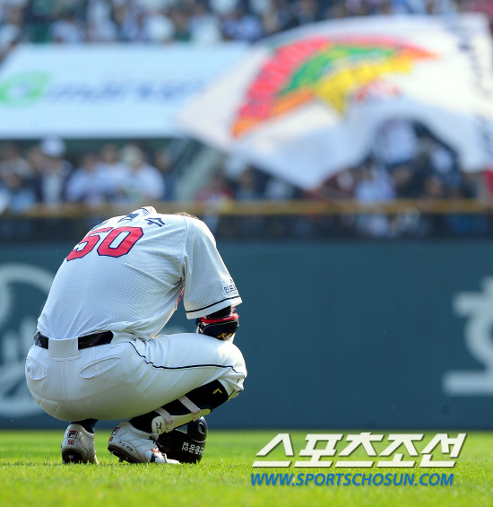 
	2010,10,10

PO3���� �λ�-�Ｚ

���� �赿�ִ�.

8�� ������ PO3�������� �λ� �������� ������ȸ�� �츮�� ���ߴ�.

�������� 4-2�� ���� �ִ� 3ȸ�� 1�� 1,3���� ���� ��ȸ���� ����Ÿ�� �� �߰��� ������ ���� ���Ҵ�.

1�翡�� �ƿ��� �������� �׶��忡 �ɾ� �Ͼ�� �ʰ� �ִ�.

���=������ ���� basser@sportschosun.com


