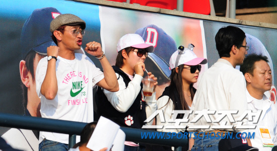 
	����������

2010�� 10�� 10��

10�� ��ǿ��� ���� �Ｚ�� �λ��� �÷��̿��� 3�������� DJ DOC �ɹ��� ��â��(�� ����)�� �λ��� �����ϰ� �ִ�.

���= ���� ���� kyungmin@sportschosun.com


