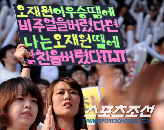 
	10�� ��ǿ��� ���ξ߱� �÷��̿��� 3���� �Ｚ-�λ� ��Ⱑ ���ȴ�. �λ��� �����ϴ� �ҵ��� ���� ������ ��ġ�� �ִ�. �λ� ����� �����ϴ� ������

���=������ ���� songs@sportschosun.com


